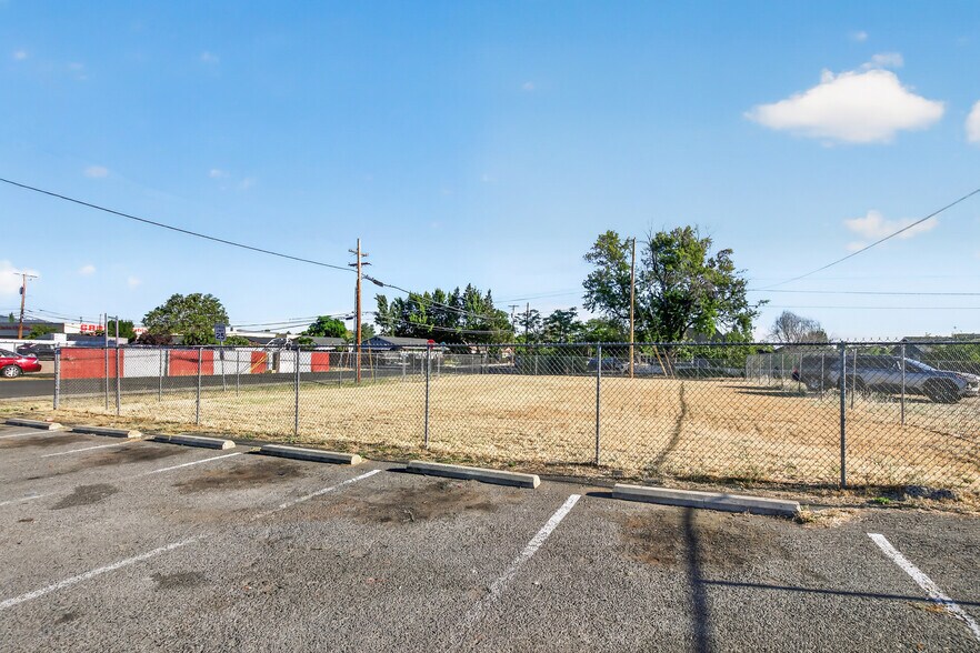 More Photos Of 2714 N Pacific Hwy, Medford Storefront Retail Office For Sale