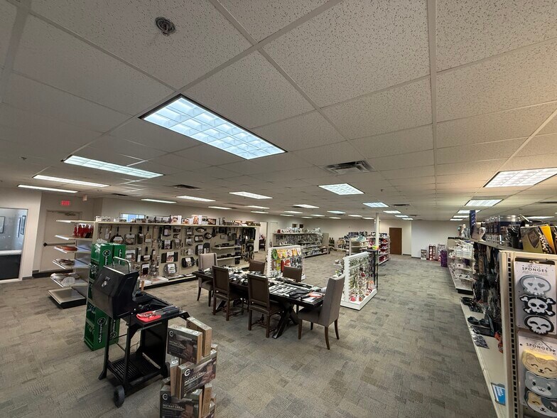 More Photos Of 4393 Sunbelt Dr, Addison Flex For Lease