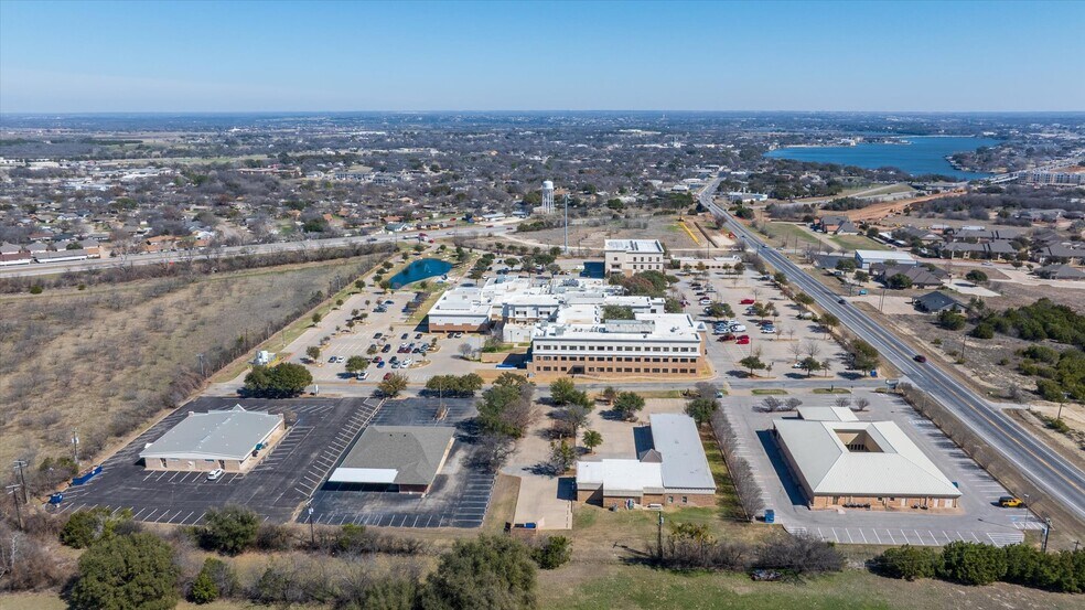 More Photos Of 1318 Paluxy Rd, Granbury Office For Sale