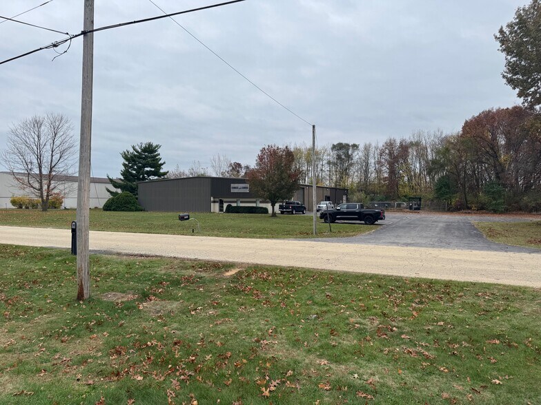 More Photos Of 3505 Cooper Dr, Elkhart Warehouse For Lease