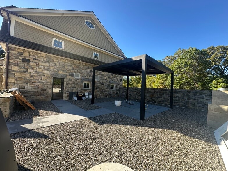 More Photos Of 1194 King St, Greenwich Freestanding For Lease