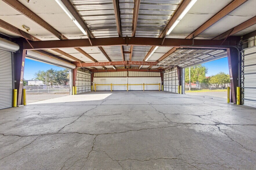 More Photos Of 3010-3012 Industrial Way NE, Salem Distribution For Lease