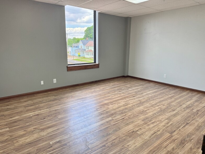 More Photos Of 641 Lincoln Way W, Massillon Showroom For Lease