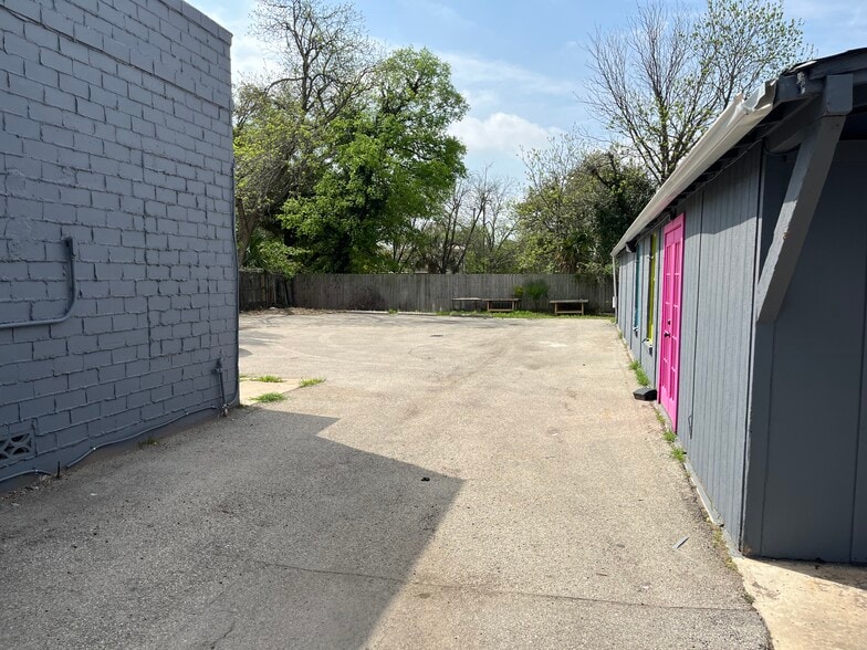 More Photos Of 1100 Austin Hwy, San Antonio Freestanding For Lease