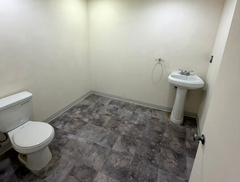 More Photos Of 118 W 36th St, Los Angeles Flex For Lease