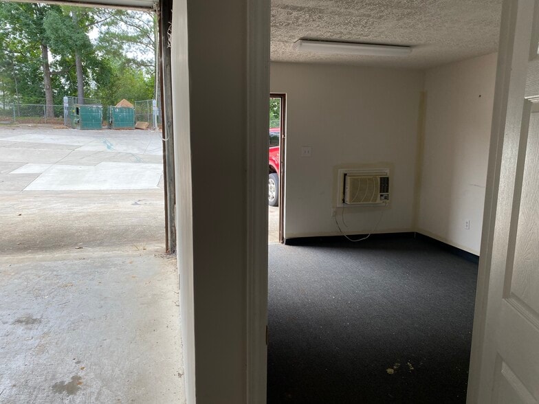 More Photos Of 100 Paper Mill Rd, Lawrenceville Warehouse For Lease
