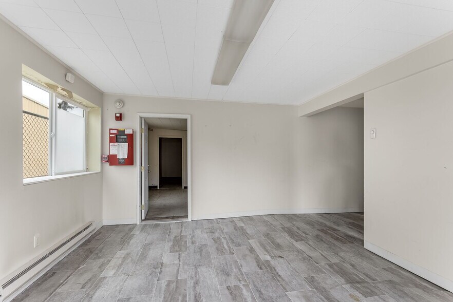 More Photos Of 20215-20217 Cedar Valley Rd, Lynnwood Warehouse For Sale