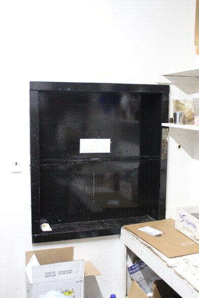 More Photos Of 210 Commercial Way, Jefferson City Flex For Sale