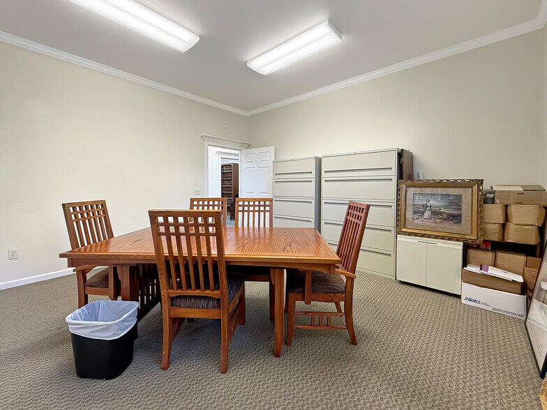 More Photos Of 624 Fleet St, Brookings Office For Sale