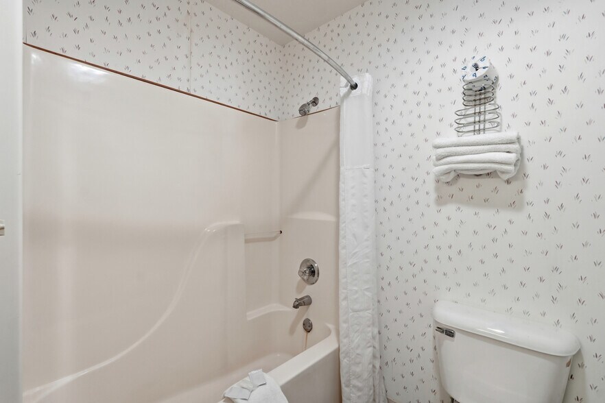 More Photos Of 3169 E Van Buren, Eureka Springs Hotel For Sale