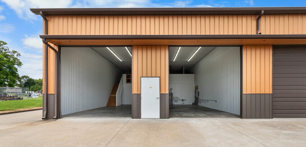 More Photos Of 219 Industrial Dr, Clarksville Warehouse For Lease
