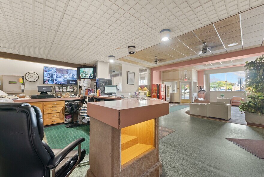 More Photos Of 36 W 4th St, Dubuque Hotel For Sale