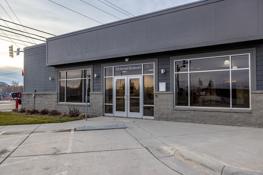 More Photos Of 115 1/2 W Wyoming St, Kalispell Showroom For Lease