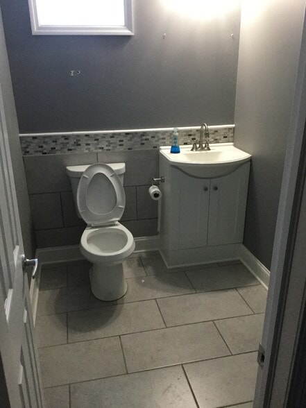 More Photos Of 1010 Rose Ave, Runnemede Flex For Sale