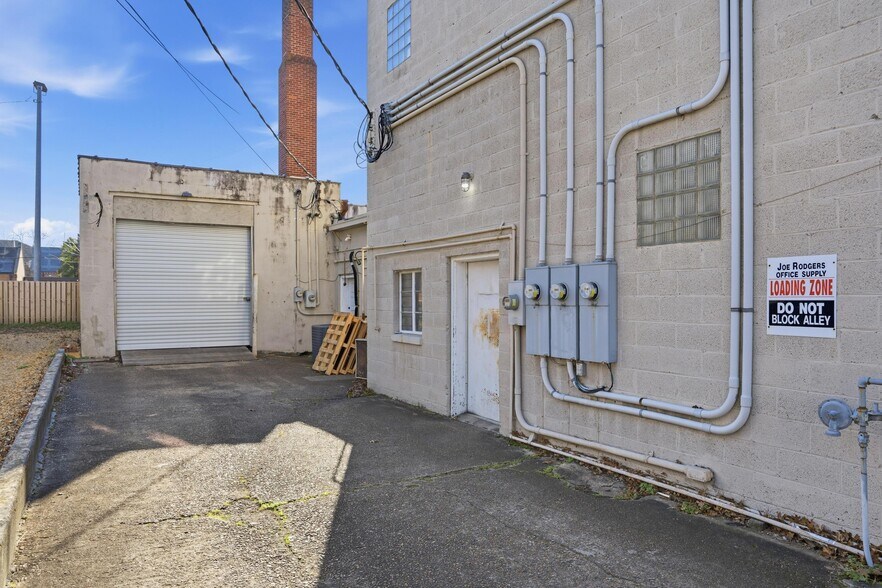 More Photos Of 156 Central Ave NW, Cleveland Convenience Store For Sale