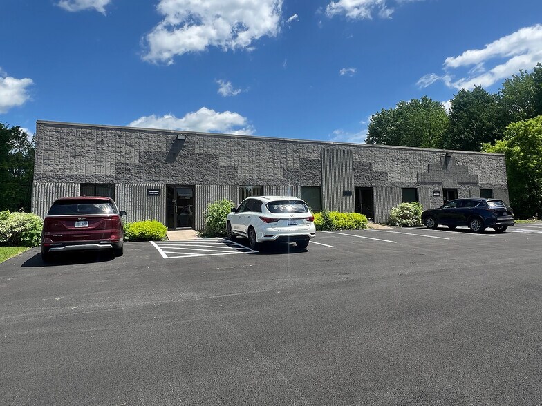More Photos Of 200 Gateway Park Dr, Syracuse Warehouse For Lease