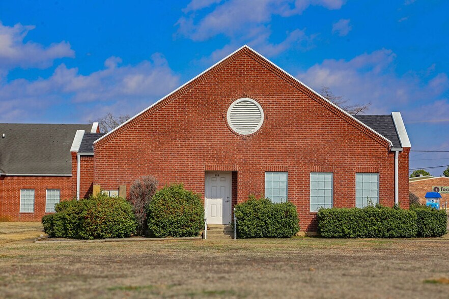More Photos Of 4550 Lamar Ave, Paris Rehabilitation Center For Lease