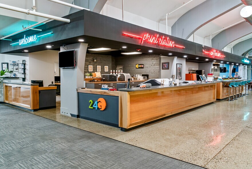 More Photos Of 400 W Maple Rd, Troy Office For Sale