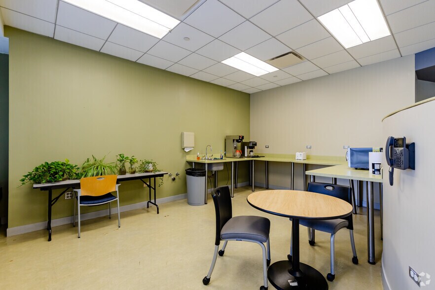 More Photos Of 850 Warrenville Rd, Lisle Office For Sale