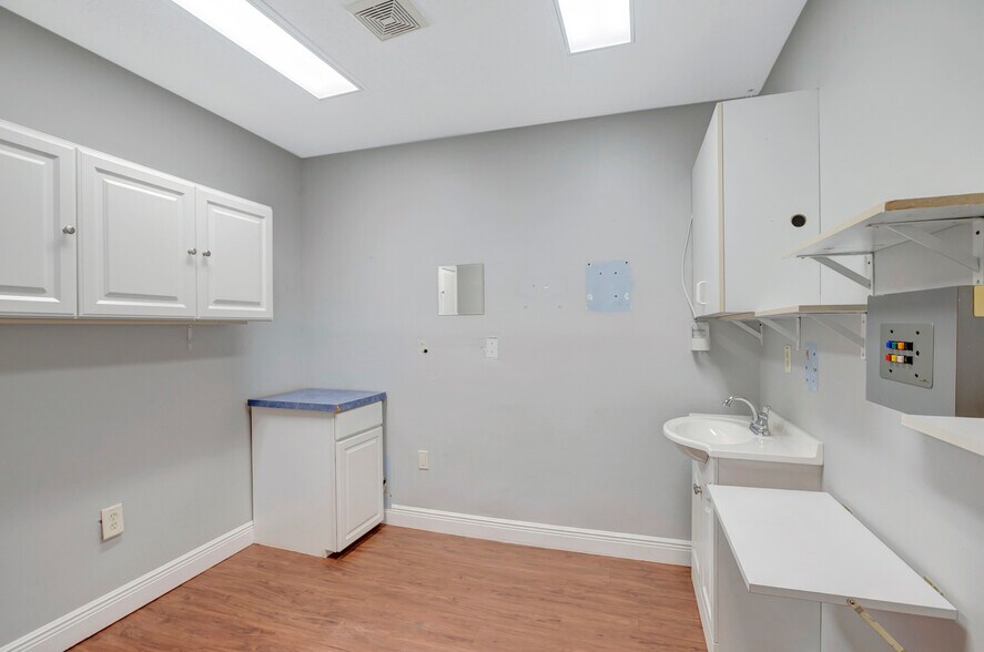 More Photos Of 1511 Indian Rocks Rd S, Largo Medical For Lease