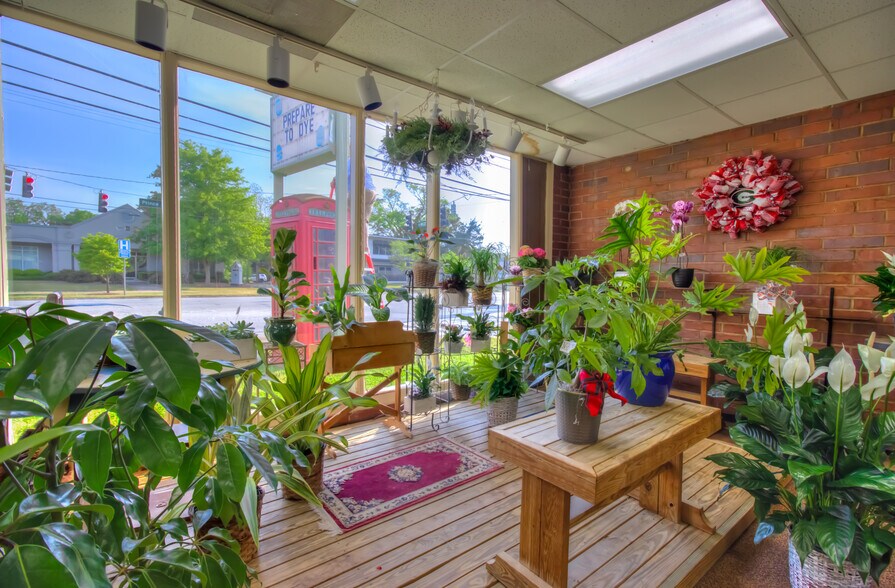 More Photos Of 823 Prince Ave, Athens Freestanding For Sale
