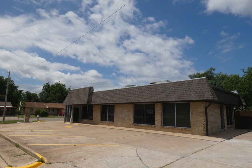 More Photos Of 2101 NW Ferris Ave, Lawton Office For Sale