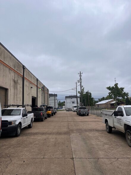 More Photos Of 414 W Tidwell Rd, Houston Warehouse For Sale