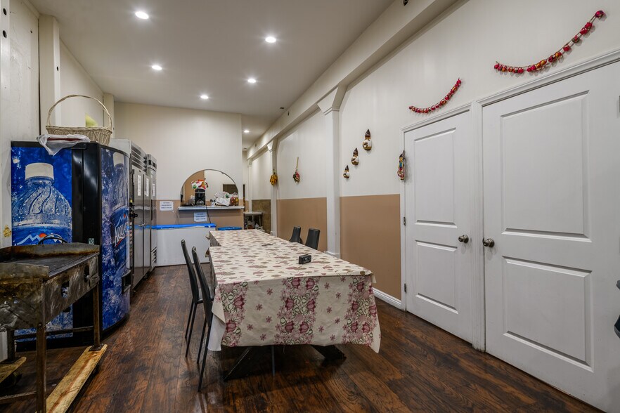 More Photos Of 5454 Virginia Ave, Los Angeles Showroom For Sale