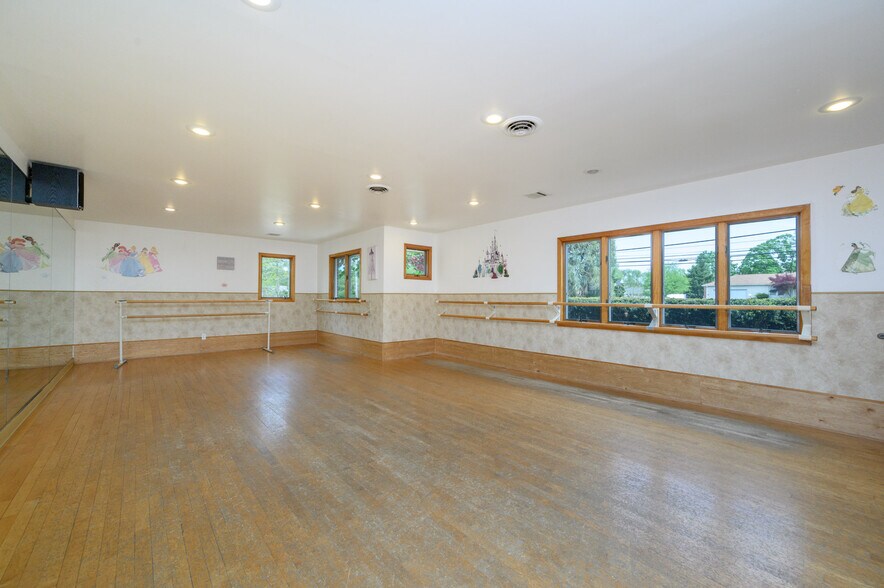 More Photos Of 355 Buckelew Ave, Monroe Township Freestanding For Sale