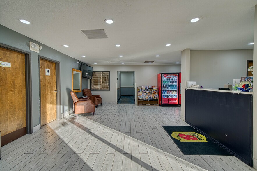 More Photos Of 800 Mammoth St, Hot Springs Hotel For Sale