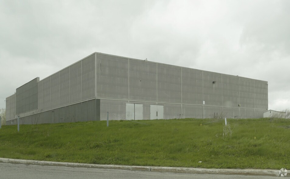 More Photos Of 1755 Rue de Lierre, Laval Warehouse For Sale