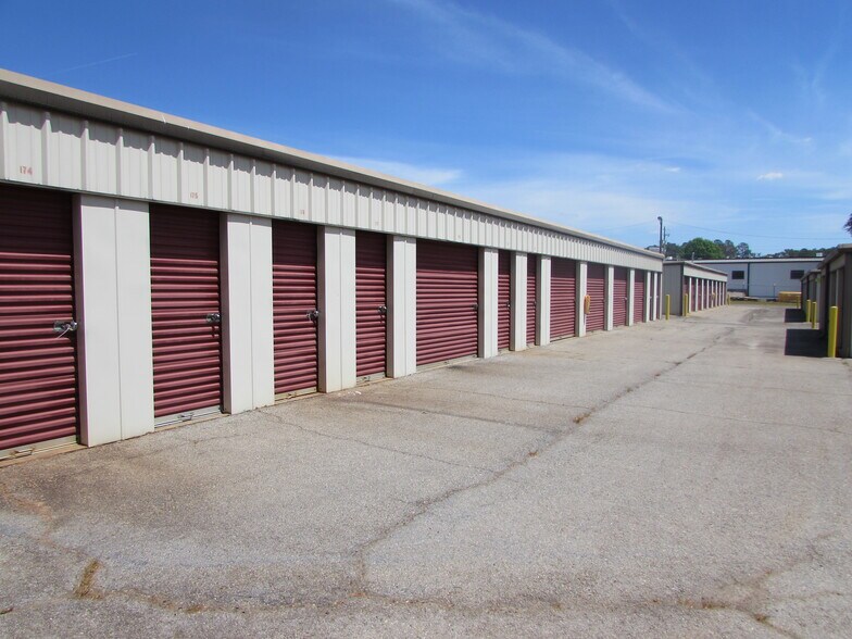 More Photos Of 529 Clifton Ter, Carrollton Self Storage For Sale