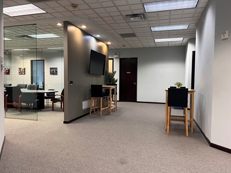 More Photos Of 301 Ruthar Dr, Newark Flex For Lease