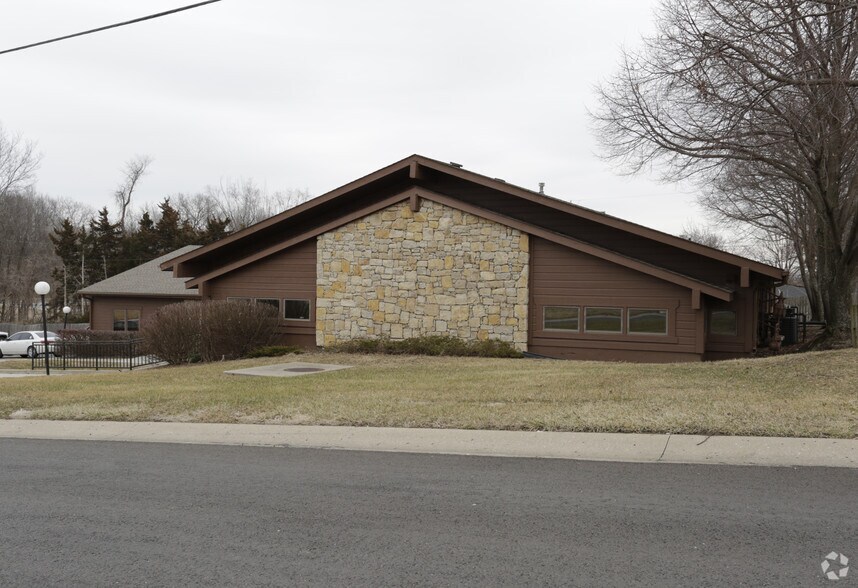 More Photos Of 4317 S River Blvd, Independence Office For Sale