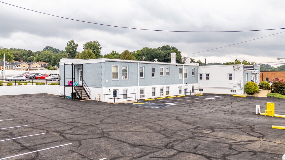 More Photos Of 525 7th St, Altavista Office For Sale