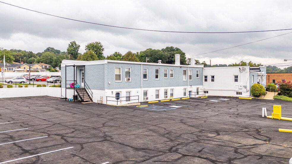 More Photos Of 525 7th St, Altavista Office For Sale