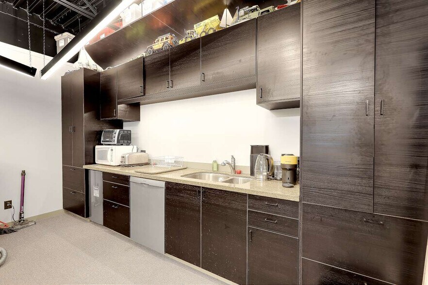 More Photos Of 11980 Hammersmith Way, Richmond Showroom For Sale