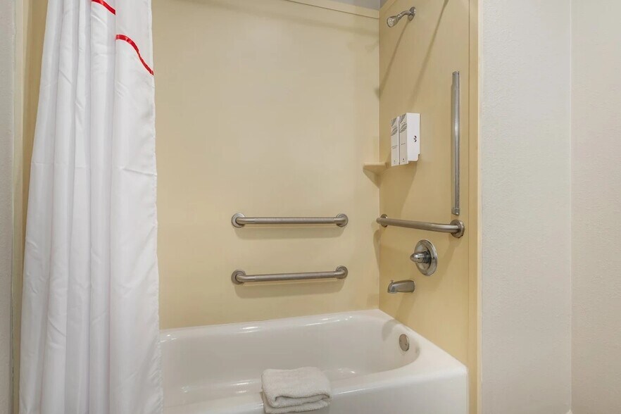 More Photos Of 702 Highway 146 S, La Porte Hotel For Sale