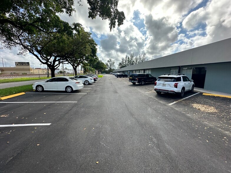 More Photos Of 2900-3050 Country Club Ln, Hallandale Beach Freestanding For Lease