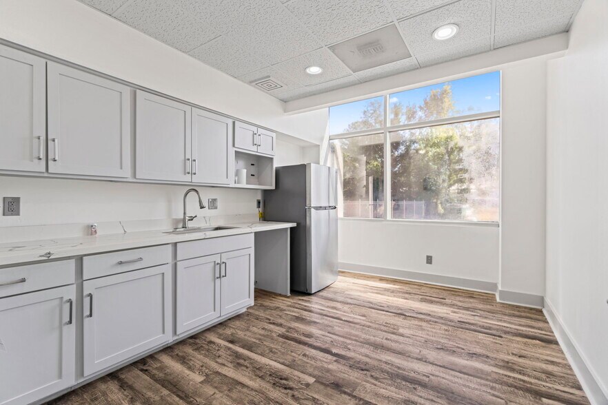 More Photos Of 25010 Oakhurst Dr, Spring Medical For Sale