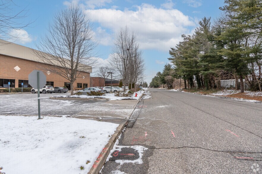 More Photos Of 90 Gordon Dr, Syosset Warehouse For Lease