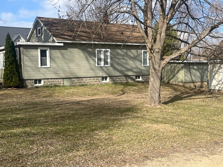 More Photos Of N3830 River Rd, Columbus Light Manufacturing For Sale