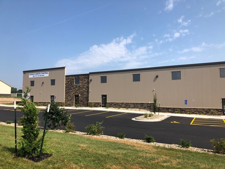 More Photos Of 681 NE Jefferson St, Blue Springs Warehouse For Lease