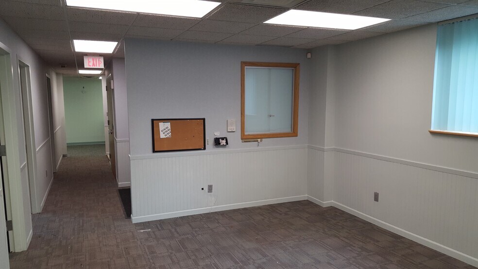 More Photos Of 399 Farmingdale Rd, West Babylon Warehouse For Lease