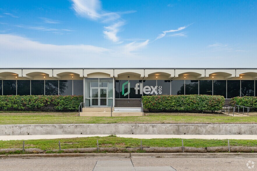 More Photos Of 1600 W Plano Pky, Plano Warehouse For Lease