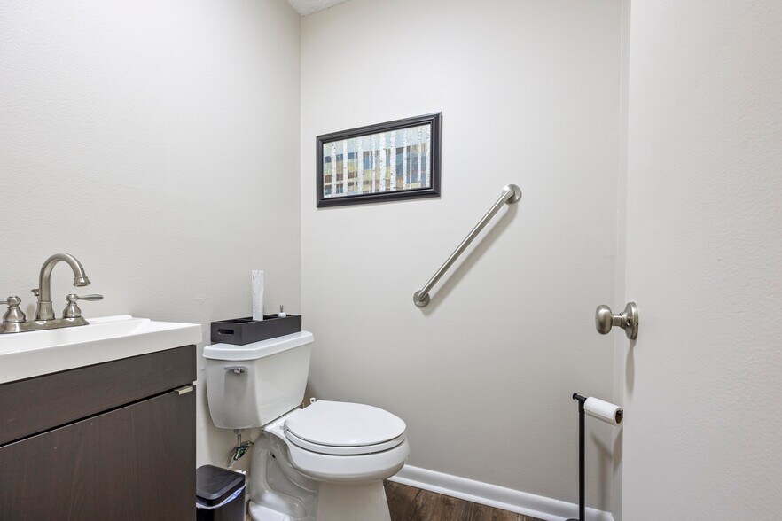 More Photos Of 439 SW Main Blvd, Lake City Office For Lease