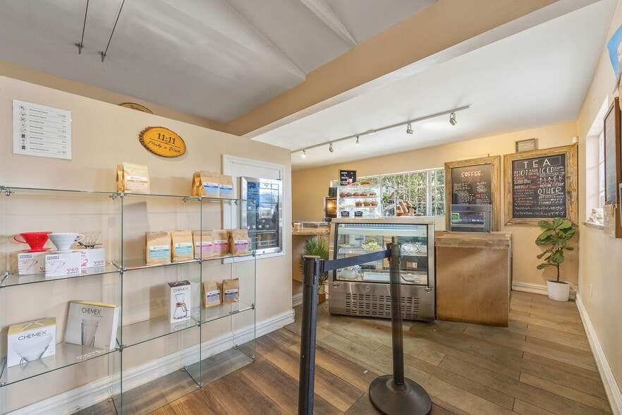 More Photos Of 780 Seagate Ave, Naples Freestanding For Lease