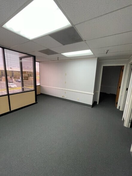 More Photos Of 42111 Avenida Alvarado, Temecula Manufacturing For Lease