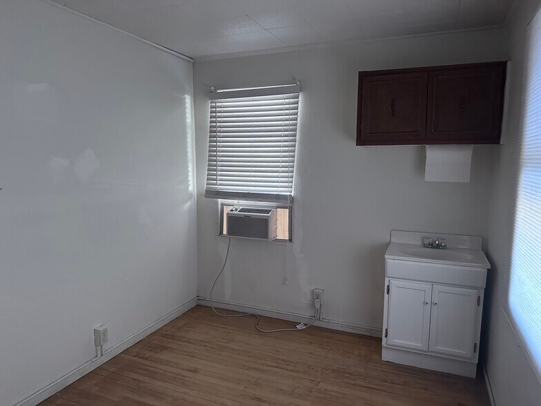 More Photos Of 860 W 4th St, Benson Flex For Sale