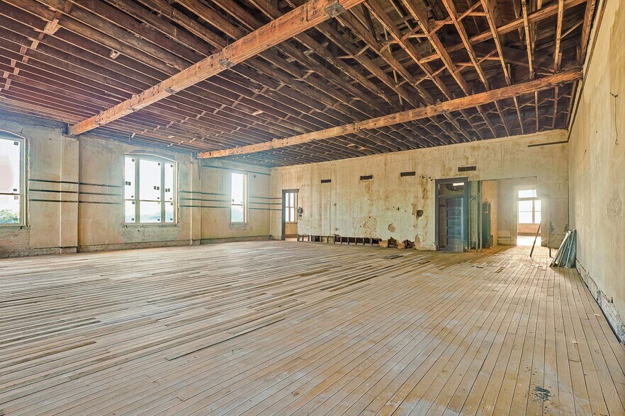 More Photos Of 125 S Waco St, Hillsboro Office For Lease